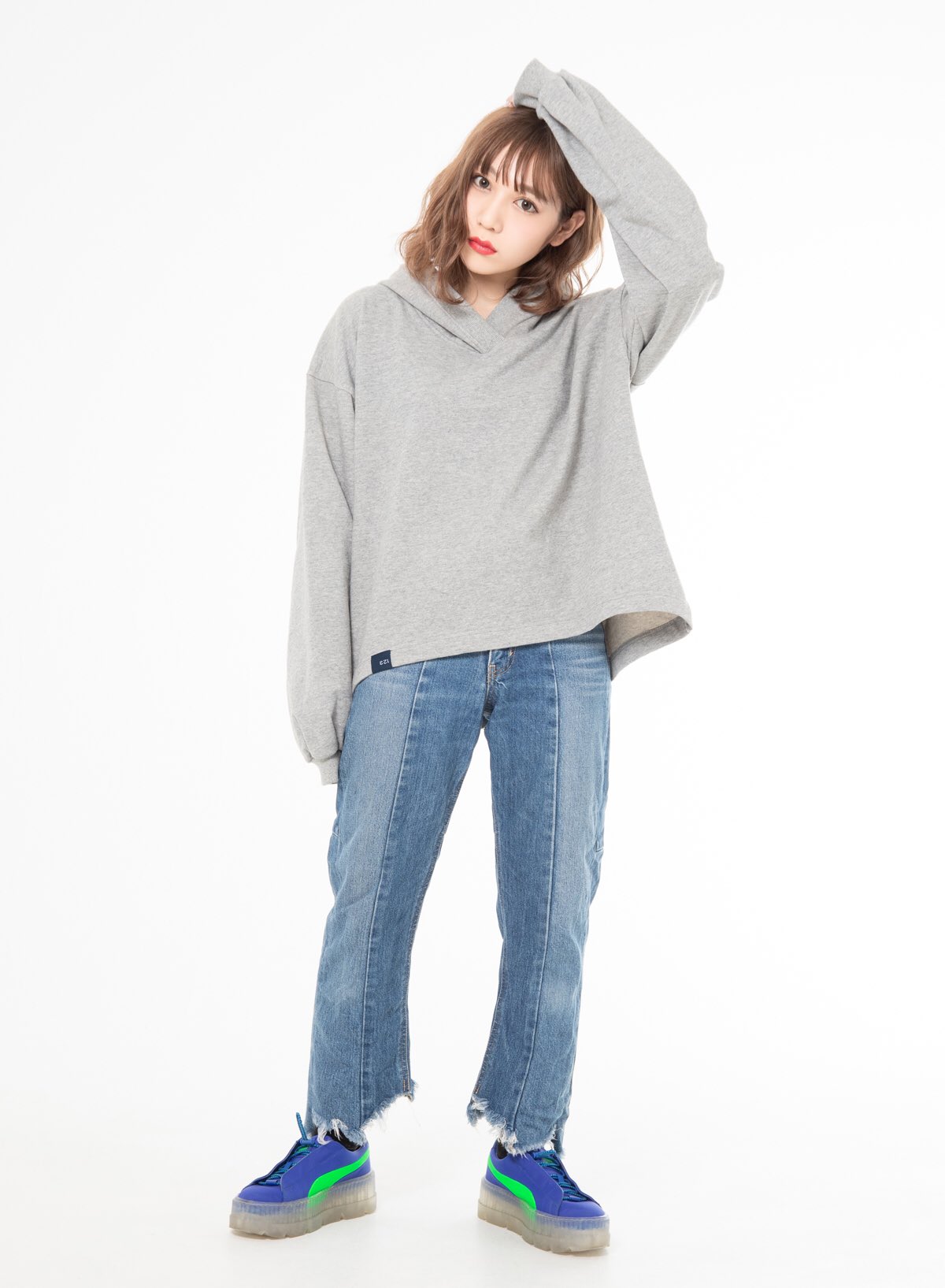 Rybc Recommended Items ショート丈のパーカーはフード の大きさと首回りの形にとことんこだわりサイズ感を重視した一点 ブランド刺繍が大きめフードをかぶると少し見えるのもポイント 裾にもこだをりのタグが付いているのでイン