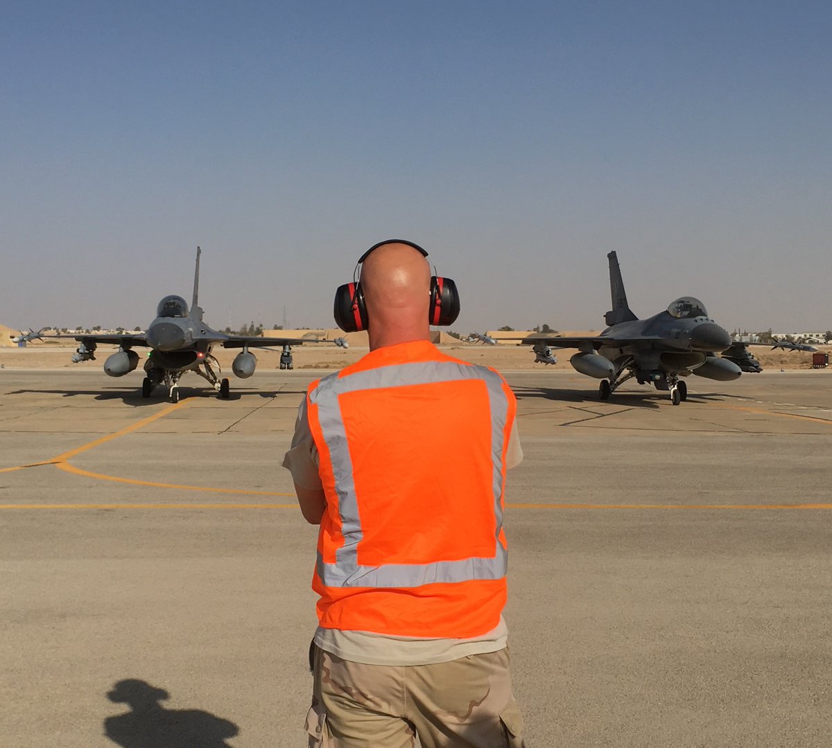 Kon_Luchtmacht's tweet photo. Vanaf 24/02 is de serie 'Missie F-16: onze strijd tegen terrorisme' op National Geographic (online: AD en regiotitels). Met camera’s i/d cockpit, interviews met vliegers en andere specialisten! Kijken hoe zij samenwerken aan #Airpower? Tune in op 24/02 21:00! #MissieF16 #ATFME https://t.co/gXUpuYCuRW