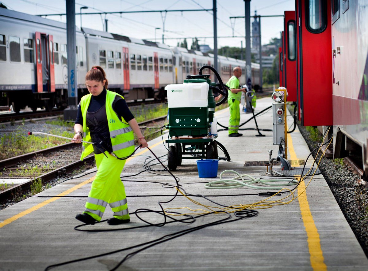 💡 Saviez-vous que jusqu’en 1977, le nettoyage des trains se faisait manuellement, avec pour seul équipement un seau, une brosse, une échelle et beaucoup d’huile de bras ?

Plus d'infos : bit.ly/TW_nettoyagede… #trainworld
