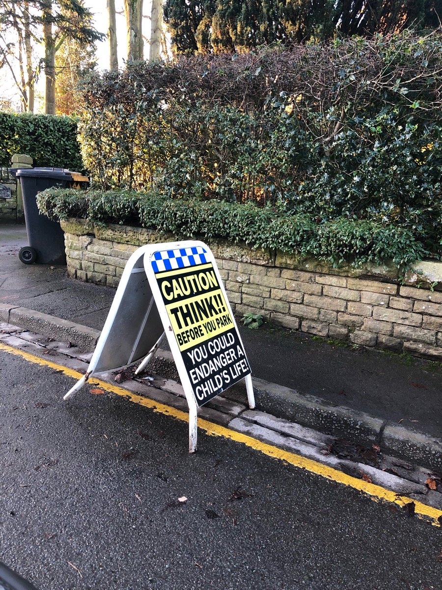 PburyAldEdgePol's tweet photo. Little bit of education before the school bell this morning at Prestbury Primary...single yellow lines are no waiting between hours specified....these will be on posts/lampposts in the area. #knowyourhighwaycode #dontgetcaughtout #education #schoolparking #prestbury #localofficer https://t.co/eYytH8VqLO