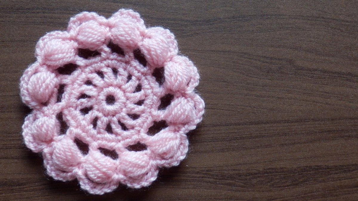 Crochet And Knittingクロッシェジャパン Crochet Flower Coaster Crochet And Knitting Japan かぎ針編みの玉編みが可愛い花のコースターです T Co T8ltldd4rp 中長編み5目の変わり玉編みでコースターを縁取りしました 花のコースター 玉