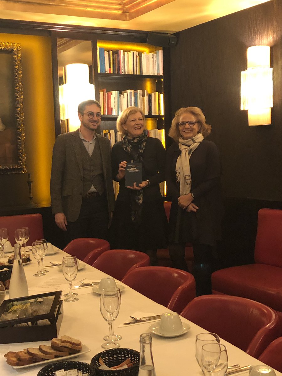 VioChamp's tweet photo. Ce matin rdv #AuxEditeurs avec @jeanspiri pour un petit déjeuner débat organisé autour de notre livre #DemainTousEstoniens  par @laure_dumont et le 8e Jour dans le cadre de ses rdv #NoWifi https://t.co/5Q8tG1bt8D