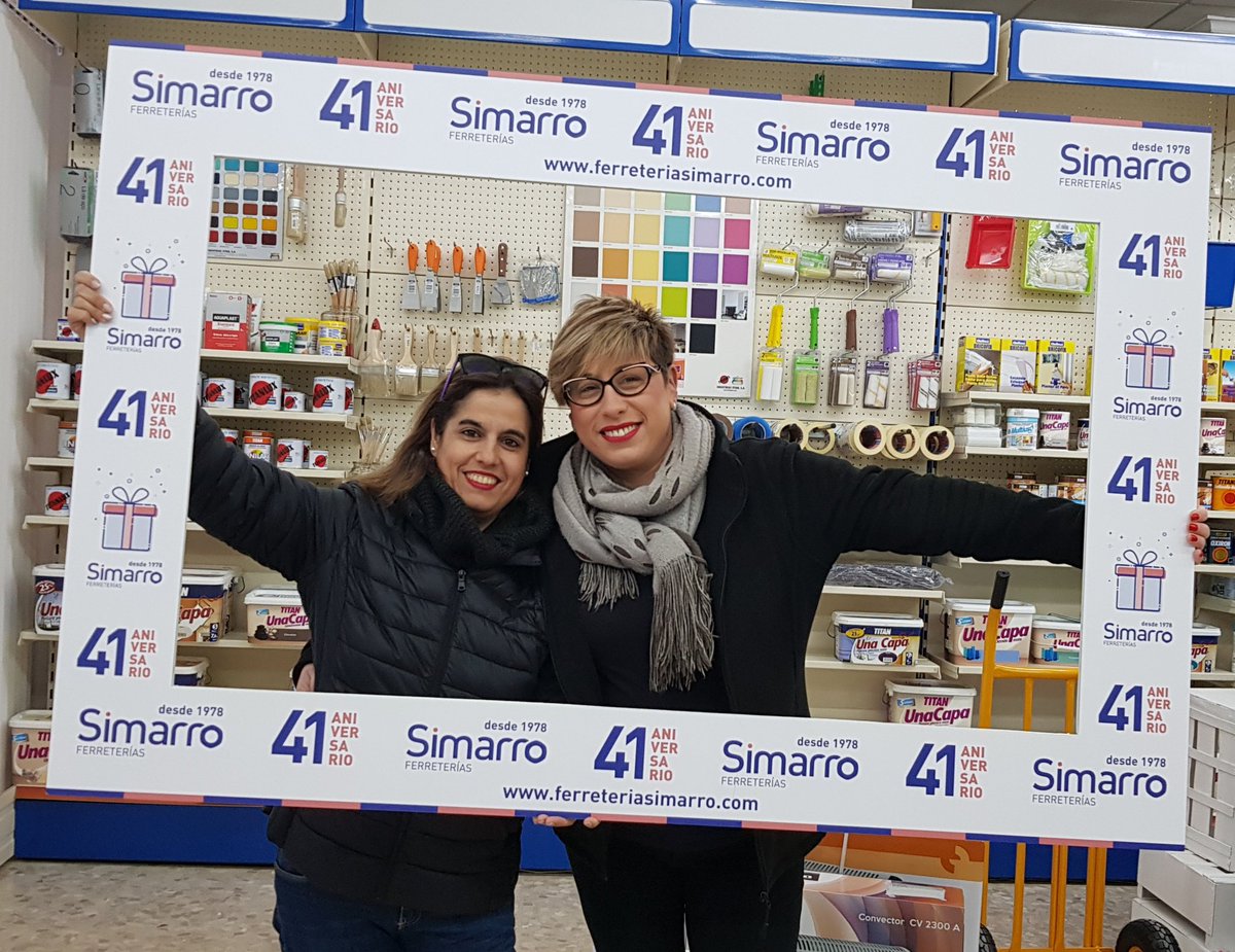 SimarroFerret_'s tweet photo. El Fin de semana está cerca. Todavía no has pasado por @SimarroFerret_ a celebrar nuestro 41 aniversario? @EncarnaHuete @angelgrafico, Alicia y much@s ya tienen su #Foto con nosotr@s y su #regalo. 
Tienes hasta el sábado 19
#FelizJueves 
#CumpleSimarro 
https://t.co/xK0o2WKEy5 https://t.co/ZnI8023P09