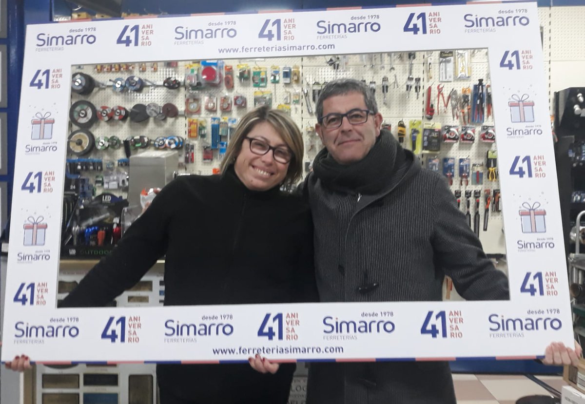 SimarroFerret_'s tweet photo. El Fin de semana está cerca. Todavía no has pasado por @SimarroFerret_ a celebrar nuestro 41 aniversario? @EncarnaHuete @angelgrafico, Alicia y much@s ya tienen su #Foto con nosotr@s y su #regalo. 
Tienes hasta el sábado 19
#FelizJueves 
#CumpleSimarro 
https://t.co/xK0o2WKEy5 https://t.co/ZnI8023P09