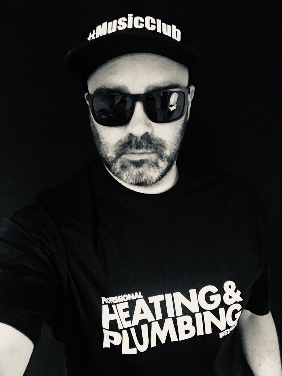 GIVEAWAY TIME! 🎁 

We’ve got a limited edition black PHPI/@CopperChat T-shirt to give away (modelled here by some idiot in a #MusicClub cap). 

To be in the draw, RT and follow @PlumbExpo before 01/02/19. 

Register for free tickets to PlumbExpo at plumbexpo.co.uk 👍