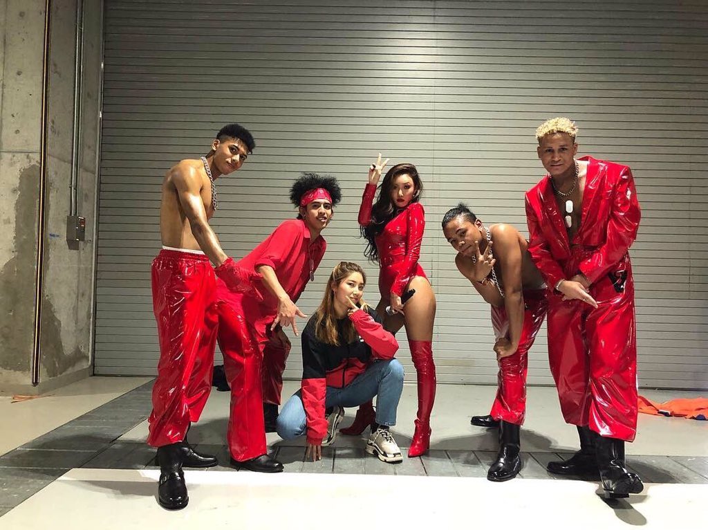Hwasa with multicultural dancers. A rarity in the Kpop game unfortunately