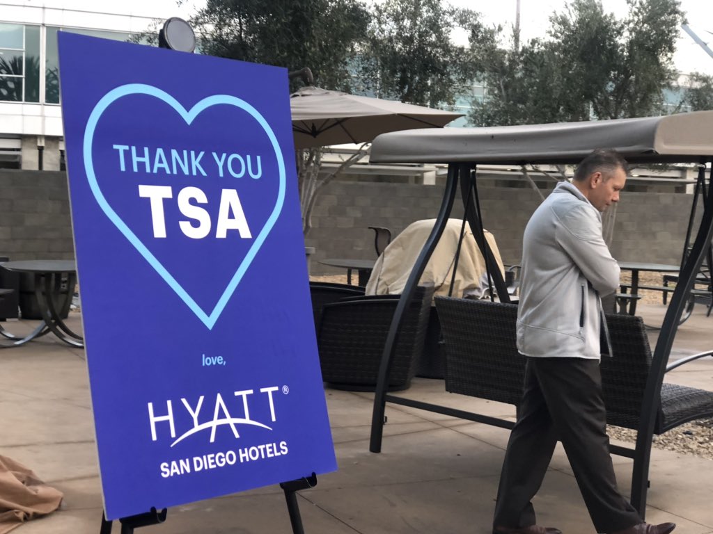 Breakfast burritos for the hardworking #TSA agents at Lindbergh Field. Free meals will be provided all day by the @GrandHyattSD to show their support during the #GovernmentShutdown @10News