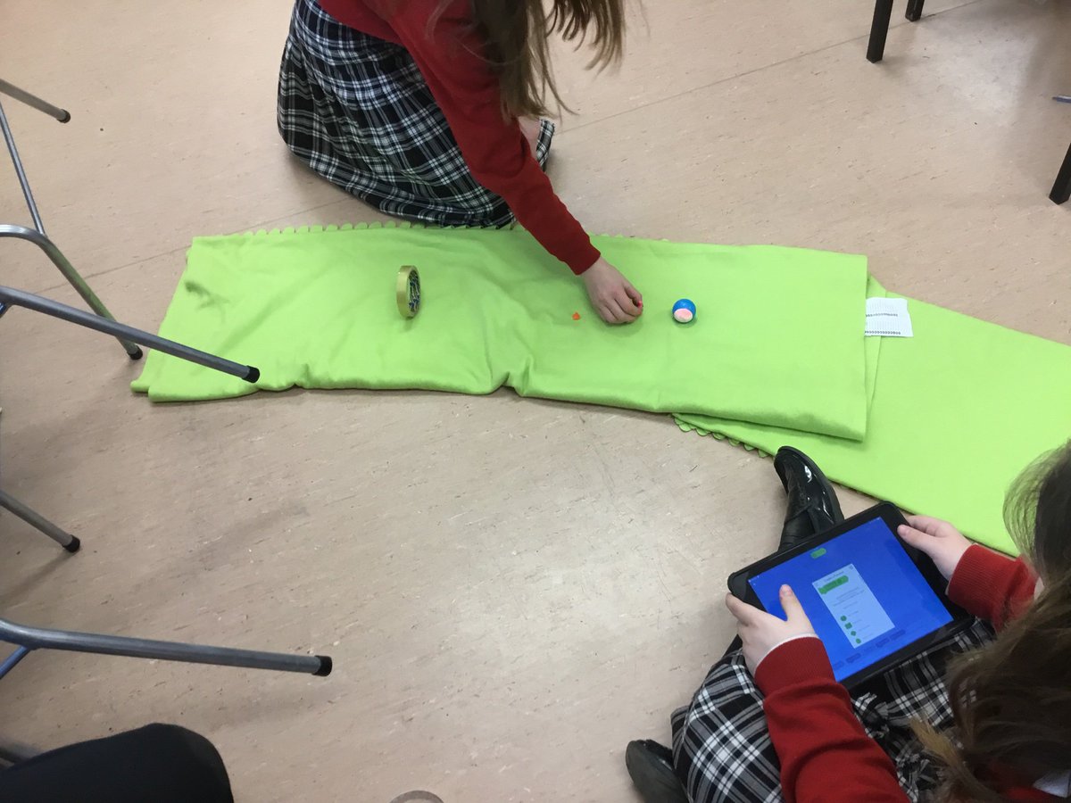 tulchann's tweet photo. Bac-chúrsaí éagsúla á dtógáil do @Sphero @SpheroEdu #Codú @JctCoding https://t.co/8y89O9ELcT