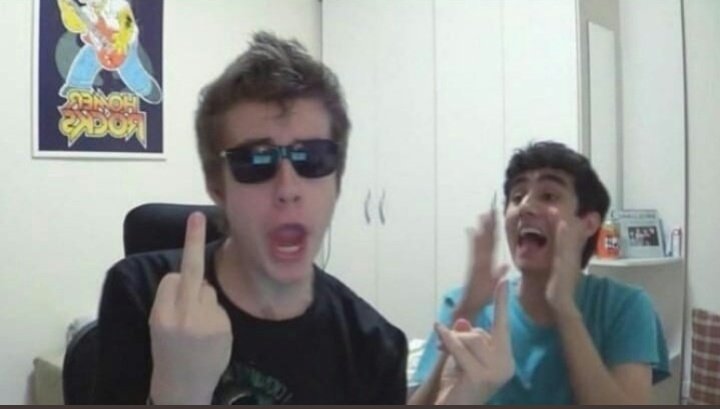 -cala a boca
-vem calar
-quem tampa boca de buero é prefeitura 

Eu e o resto da sala: