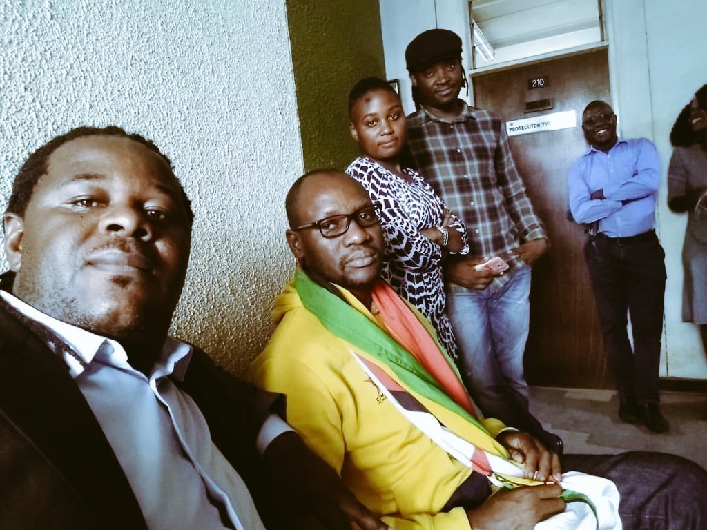 Still waiting for @PastorEvanLive to get into court. He is in good spirits. Aluta Continua! #FreePastorEvan #ZimbabweShutDown