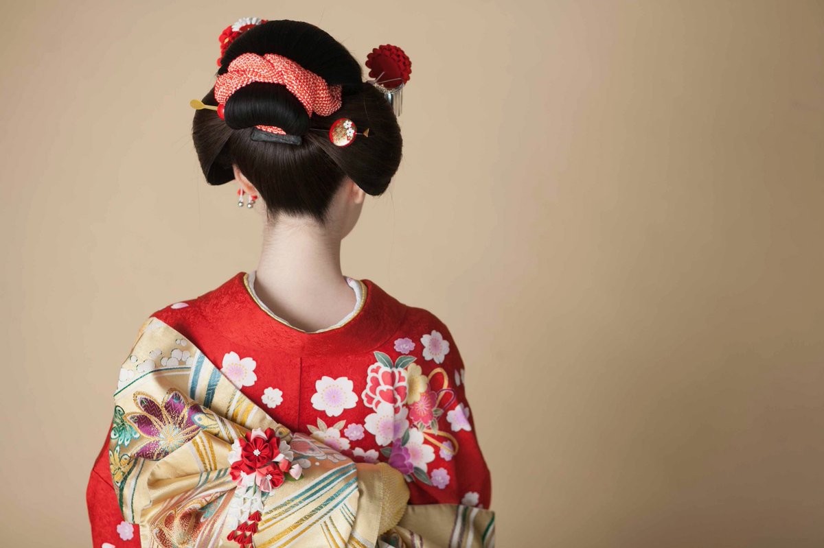 京都 おはりばこ 七五三成人式髪飾りコーディネート相談受付中 Twitterissa 背中だけでフォロワーさんを惚れさせる 背中というかうなじというか 髪飾り屋として思うのは 日本髪の後ろ姿は至高 ということです