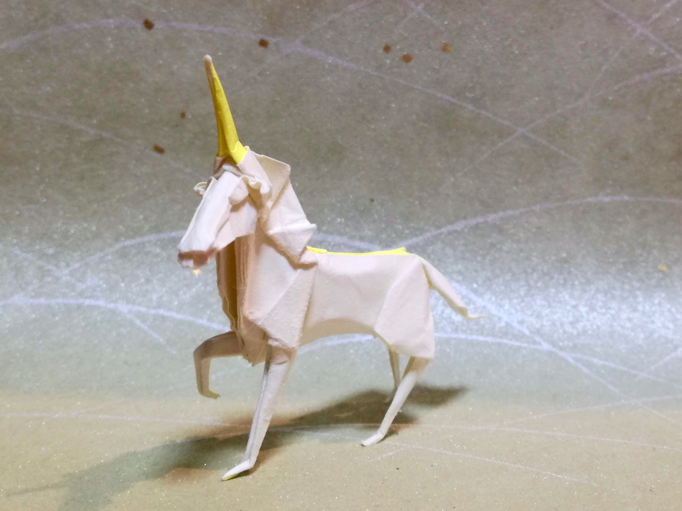 むーやん ユニコーン Unicorn 創作者 川畑文昭 Fumiaki Kawahata 折り手 むーやん 紙 ダイソーの普通の折り紙 15x15cm ペガサスに並ぶくらい題材になることの多いユニコーン 川畑先生のユニコーンも本当にカッコイイですよね ポージングと自立