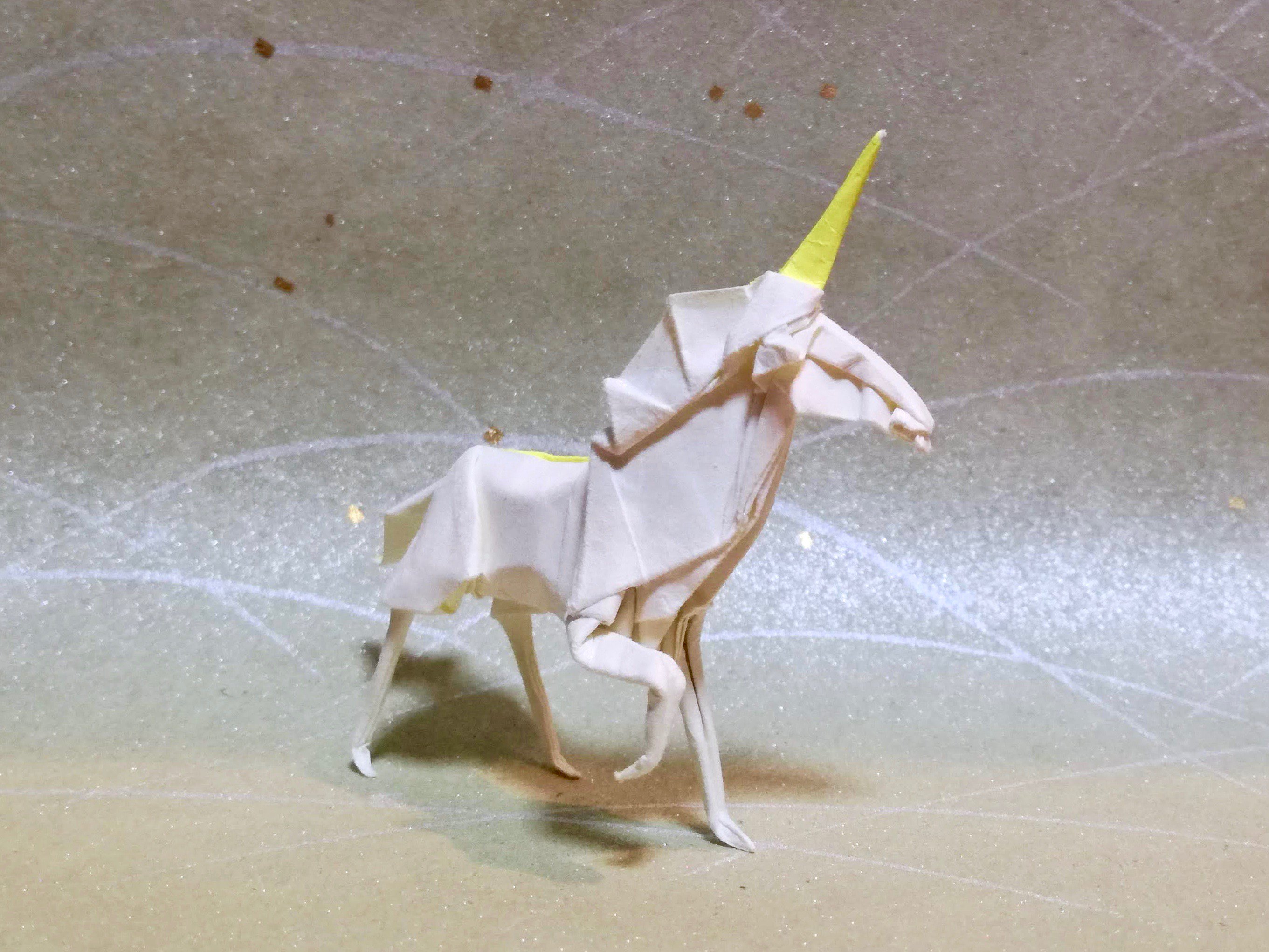 むーやん ユニコーン Unicorn 創作者 川畑文昭 Fumiaki Kawahata 折り手 むーやん 紙 ダイソーの普通の折り紙 15x15cm ペガサスに並ぶくらい題材になることの多いユニコーン 川畑先生のユニコーンも本当にカッコイイですよね ポージングと自立