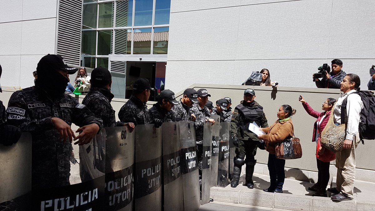 La <a href="/APDHLP/">APDHLP</a>  de Bolivia presentó al presidente <a href="/evoespueblo/">Evo Morales Ayma</a>  el informe del tribunal de la Naturaleza sobre el #TIPNIS