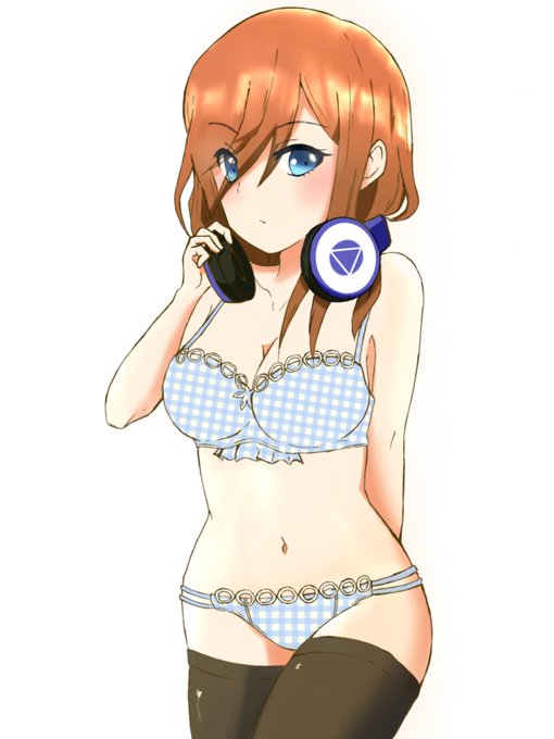 Hyiro0213＠雑多さんがTwitterに投稿した中野三玖(五等分の花嫁)のイラスト。