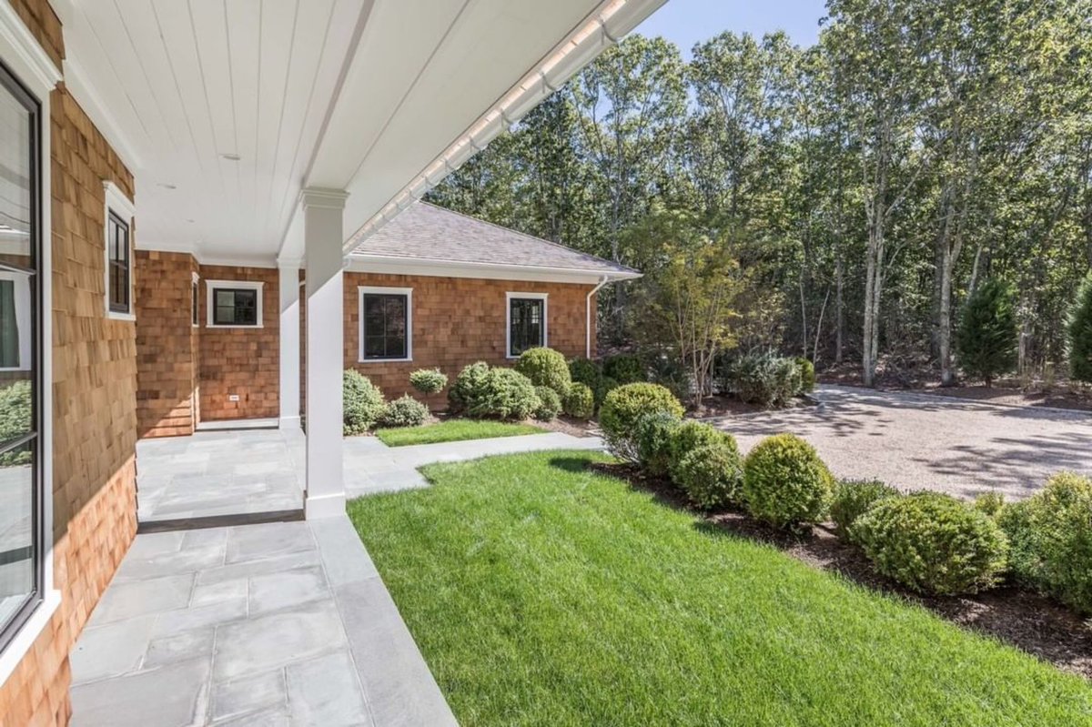 markjbaronre's tweet photo. 344 Old Sag Harbor Rd, in #Bridgehampton, is hidden away in the private and quiet hills between #SagHarbor and Bridgehampton villages. The 6 bed, 6.5 bath is a verdant getaway, and ready for move-in now. 

#HamptonsLuxuryAgents #BrownHarrisStevens #FarrellBuilding #Hamptons https://t.co/BRzwNpe2VU