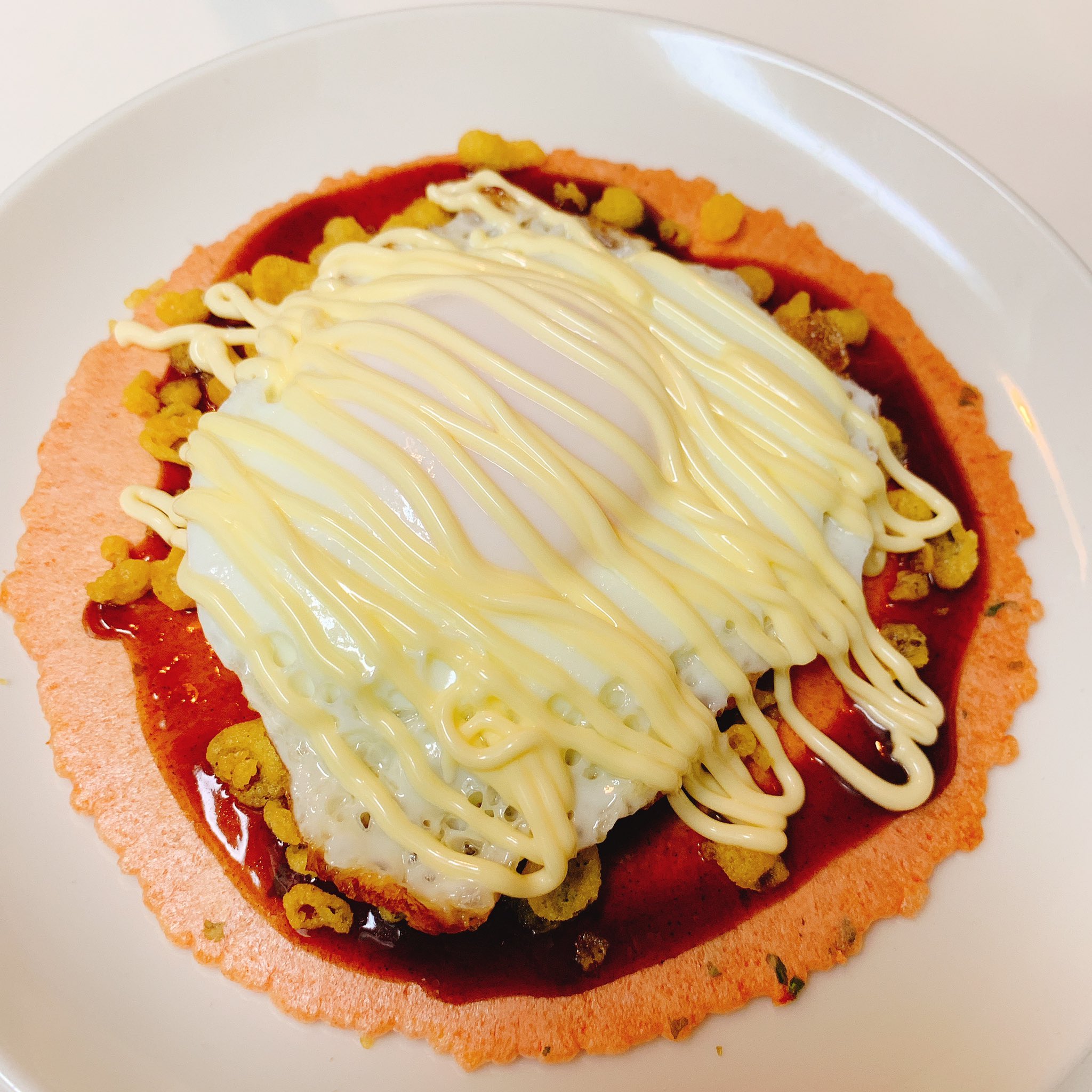 Yoko Shimomura 下村陽子 できた えびせんにお好み焼きソース塗って天かす撒いて目玉焼き乗っけてマヨネーズ ジャンクis最高w 関西のお祭りで見かけるのですが東京では見ませんねー 関西限定 2枚目の写真は今年の初詣で食べたもの たまごせんべい