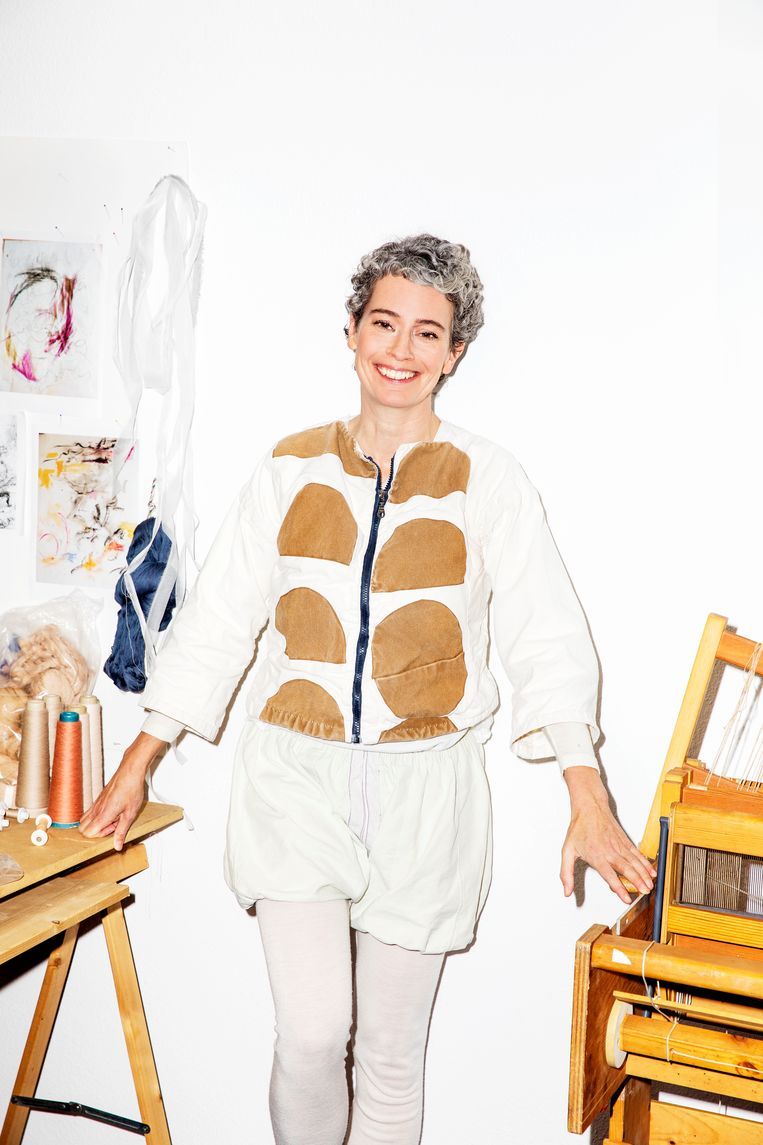 Goed gespot by <a href="/Bregje/">Bregje</a> .... super interessant (en relevant) waar Pascale Gatzen - hoofd vd master Fashion Design in Arnhem - mee bezig is! @ArtEZhogeschool -> "Designers zouden niet moeten worden opgeleid tot pion van de consumptiegedreven mode-industrie" buff.ly/2VWw8qs