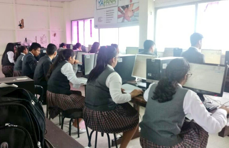 EducacionZ8_Ec's tweet photo. Estudiantes de tercero de Bachillerato y aspirantes a ingresar a @EduSuperiorEc rinden las pruebas  #SerBachiller en las diferentes sedes distribuidas en @EducacionZ8_Ec. El examen  evalúa el desarrollo de las aptitudes y destrezas. https://t.co/fumCLQoXHA