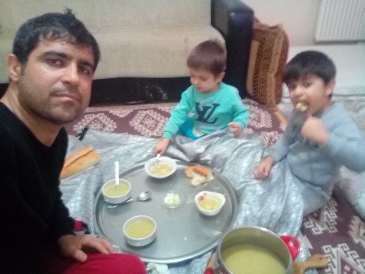 LbasIbrahim's tweet photo. Bugün yemek menüm buysa sebebi yoksulluk nafakası 5 ay evli kaldım evliliğim cocuk yoktur 10 yıldır yoksulluk nafaka sı ödüyorum ikinci evlilik yaptım 2 tane cocuğum var askerlik ücretle çalışıyorum nafaka icra kesintisi bana sadece 860 TL sonu bu adelet istiyorum https://t.co/hEqwWaQKuQ
