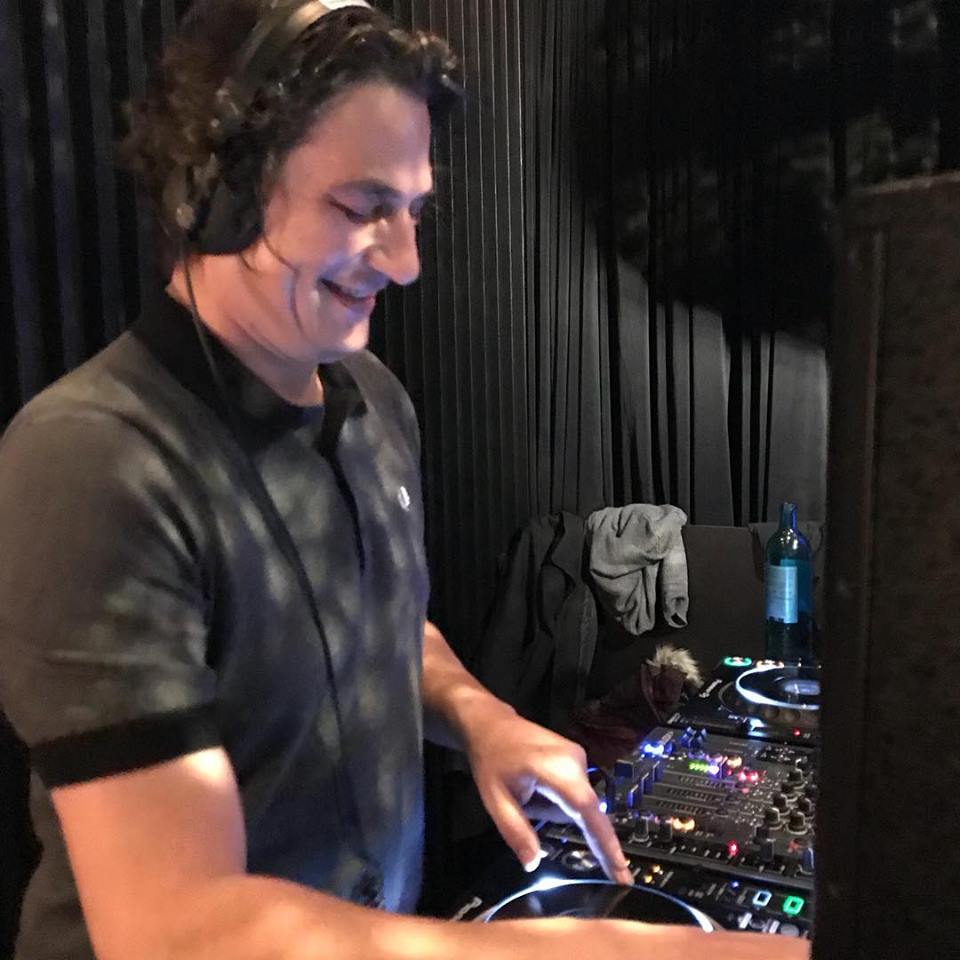 PalaceBerlin's tweet photo. #HouseofGin @#HotePlaceBerlin: #TokTokvsSoffyO, #Cle, #EvaBe - #LoYoTo, #Haito, #Housemeister - alle waren schon da. Und genau so geht es weiter mit "Best #DJ s in town"- Stay tuned! #bar #electronicmusic #techno #gin #cocktails #residentadvisor https://t.co/bFZKhrbJWO