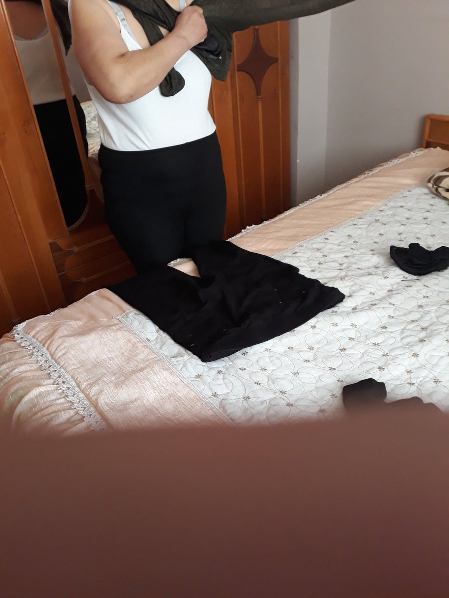 Annem giyinirken kimler musait evde tek başınayım  kole olurum