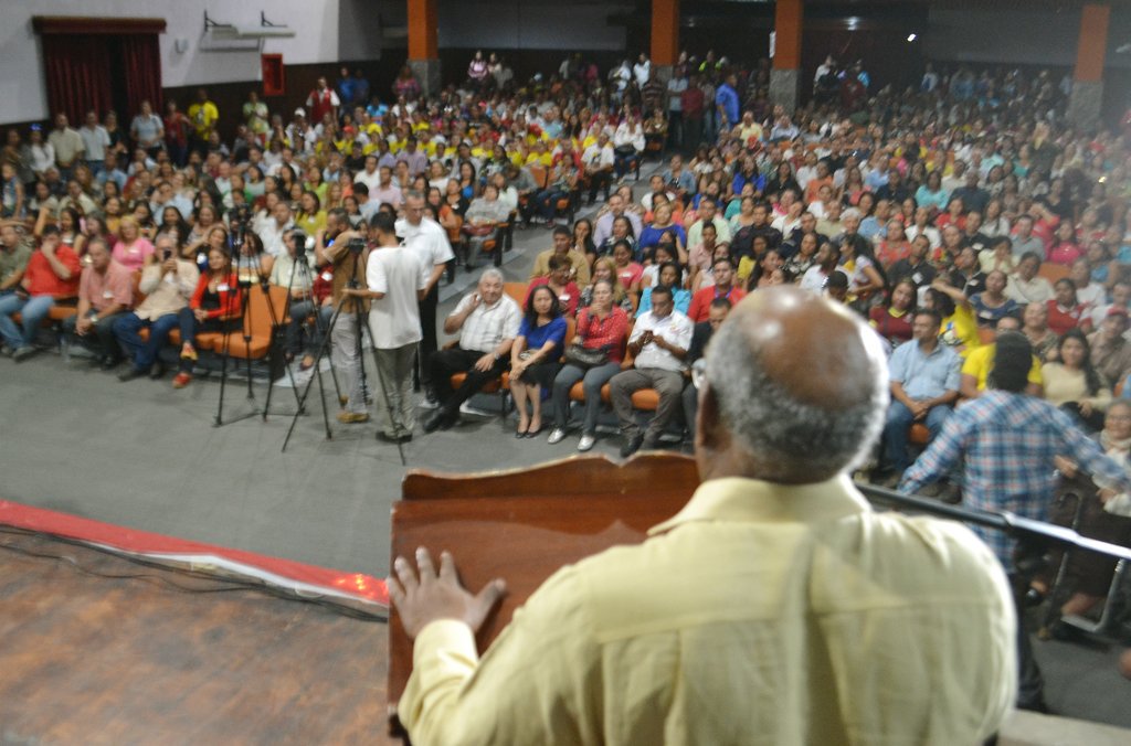 JorgePerezVEN's tweet photo. En #Barinas junto al Ministro de Educación @psuvaristobulo compartimos con estudiantes y docentes en el Marco de la Semana del Maestro y la Maestra, donde participamos en entrega de morrales y uniformes y luego realizamos homenaje al Maestro de Maestros Hugo de los Reyes Chávez. https://t.co/m7J1tkOqVg