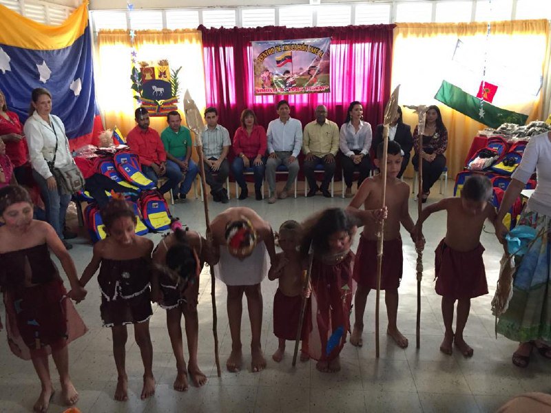 JorgePerezVEN's tweet photo. En #Barinas junto al Ministro de Educación @psuvaristobulo compartimos con estudiantes y docentes en el Marco de la Semana del Maestro y la Maestra, donde participamos en entrega de morrales y uniformes y luego realizamos homenaje al Maestro de Maestros Hugo de los Reyes Chávez. https://t.co/m7J1tkOqVg