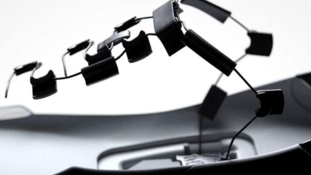 BBC4tech's tweet image. وعندما يضع اللاعبون أقدامهم داخل الحذاء سيعمل آلياً من خلال مستشعرات وحساسات خاصة على شد الحذاء حول القدم وتضييقه من خلال محرك (موتور) خاص صغير
bbc.in/2HeCLkJ
#BBC4Tech #NikeAdapt #NikeAdaptBB  #نايكي #نايكي_أدابت #Nike