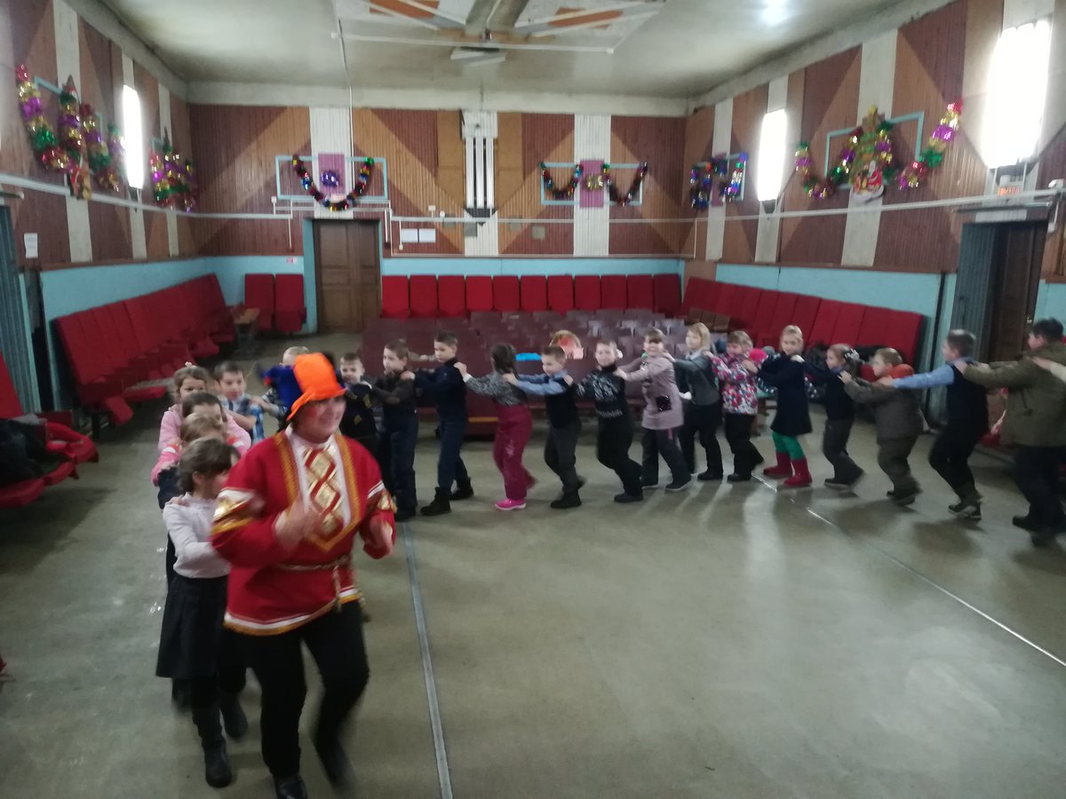 2019 год объявлен годом театра в России! 17.01.2019 г. сотрудники Лухского КДК открыли год театра красочным представлением "Новогодний ларец!" Ученики начальных классов приняли активное участие в театрализованной постановке, а так же узнали много нового о театре!