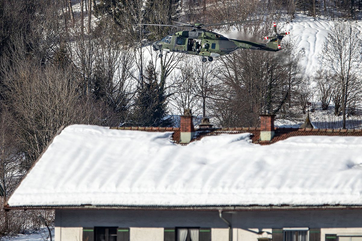 ChrisReichFoto's tweet photo. Weiterhin angespannte Lage in #Schleching - #Raiten im Landkreis #Traunstein. Ort weiter evakuiert, Bundeswehr mit Hubschrauber über dem Ort, der Riss auf der Hochplatte ist grösser geworden.
#chiemgau #lawine #polizei @PolizeiBayern @dpa @dpa_live #lawinengefahr https://t.co/f4gNvelvYd