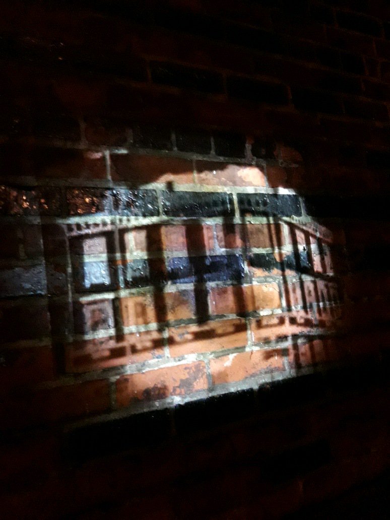 "Wir wollen ein kollektives, würdiges Gedenken schaffen &amp; für eine egalitäre Gesellschaft wirken, in der kein Mensch mehr ermordet wird!" Samstag projizierten Aktivist*innen das Brandhaus auf das Holstentor. Auch <a href="/HLlive/">HL-live.de</a> schreibt über #GedenkenUndAnklagen: hl-live.de/aktuell/text.p…