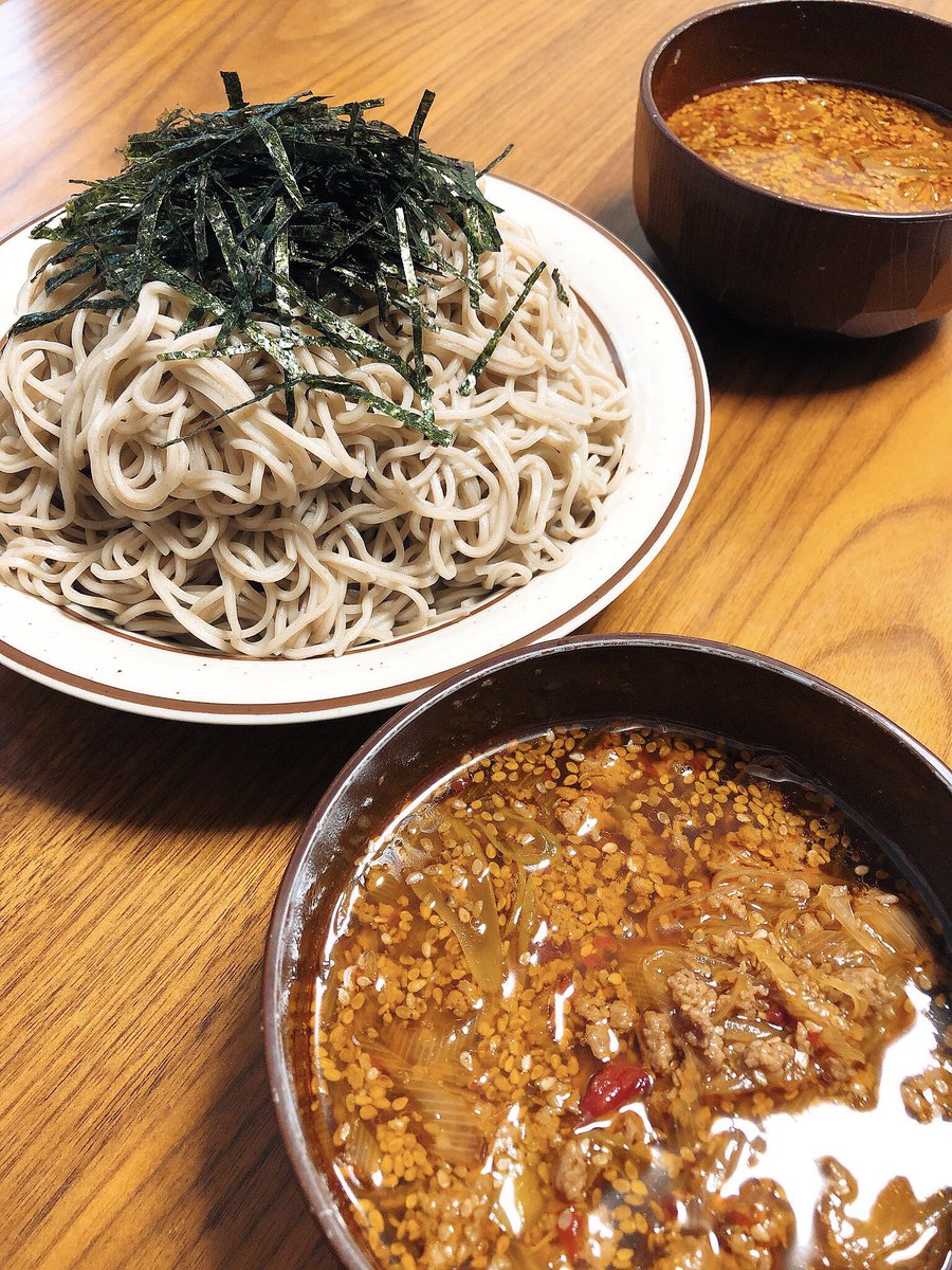 ぼく イラスト料理研究家 めちゃうまつけ蕎麦が出来た 豚ひき肉 150g にんにく 小さじ1 ネギ 3分の1本 小鍋で炒める 水 400ml 醤油とみりん 70mlずつ 砂糖 小さじ2 豆板醤 小さじ半分 1 ごま 大さじ2 を足して煮ればつけ汁の完成 食べる時に