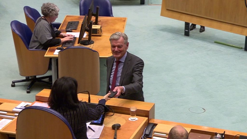 Voorzitter Tweede Kamer pikt het niet langer: 'Derde keer is telefoon inleveren' rtlnieuws.nl/nieuws/politie…