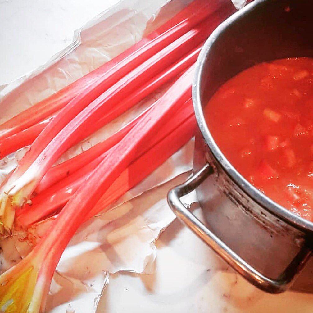 bwmarkettooting's tweet image. Rhubarb and rum crumble with white chocolate custard anyone? @plot_kitchen cooking up a storm for tonight’s menu 🥧 ...... #dessert #crumble #sweettooth
