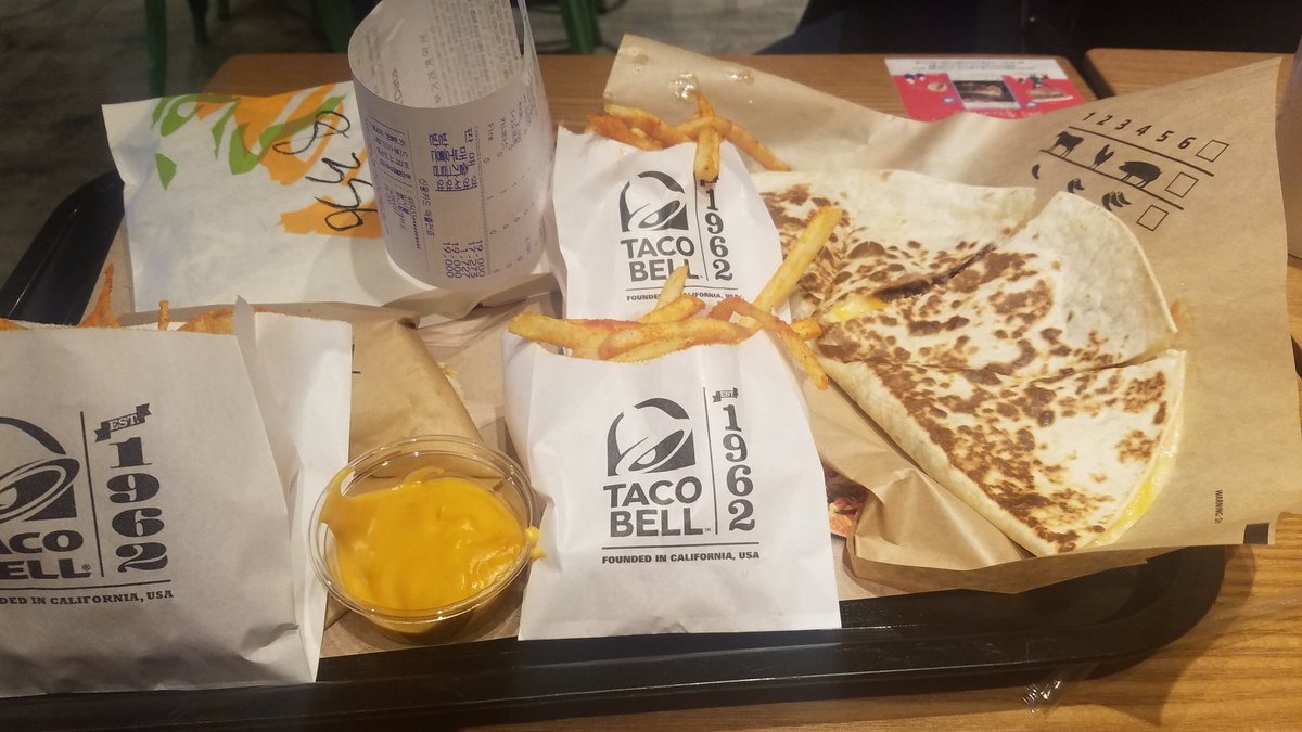 Crisg999's tweet photo. @KoreaTacoBell I was expecting the food to taste the same as it does in the U.S but it is way better here. My beef was medium rare and was so tender, now i just want to eat here again. https://t.co/fet4i0HObs