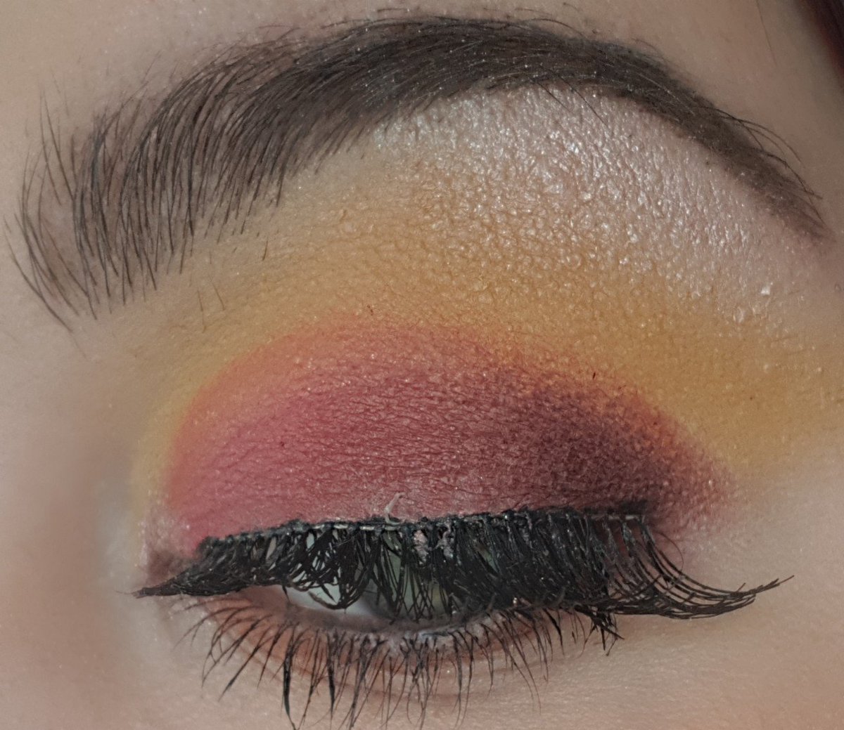 Alicee_Jayne's tweet photo. New make up look i tried today #makeup #makeuplook #sunseteye #colourfulmakeup https://t.co/jNrtvjK4IT