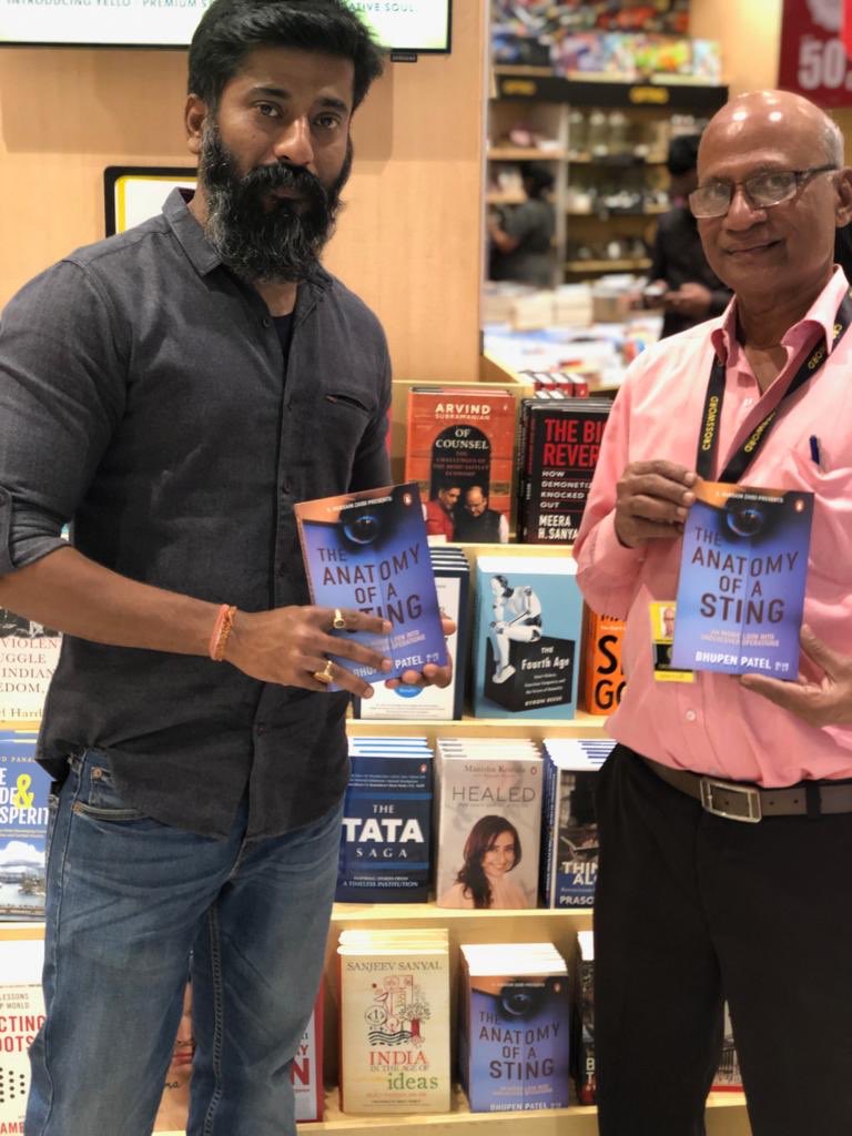patel_bhupen's tweet image. Might be my first book but definitely not his 😊 Met 69 year old Srikant Manjrekar at @crossword_book #KempsCorner who has been selling books for almost 5 decades and knows almost one lakh books like the back of his hand! #HatsOff #bookslove @HumansOfBombay @PenguinIndia