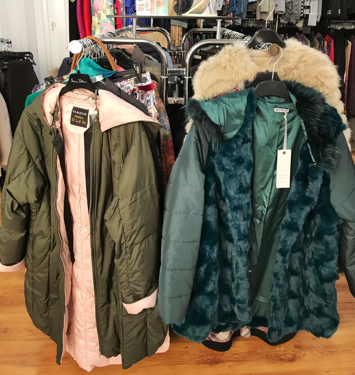 conchi_moya_'s tweet photo. ‼️ Seguimos de #REBAJAS ‼️
🧣🧥 ¡Abrígate al mejor precio! ❄❄
#ConchiMoyaModas #Calasparra https://t.co/Dh8VtaHqoT