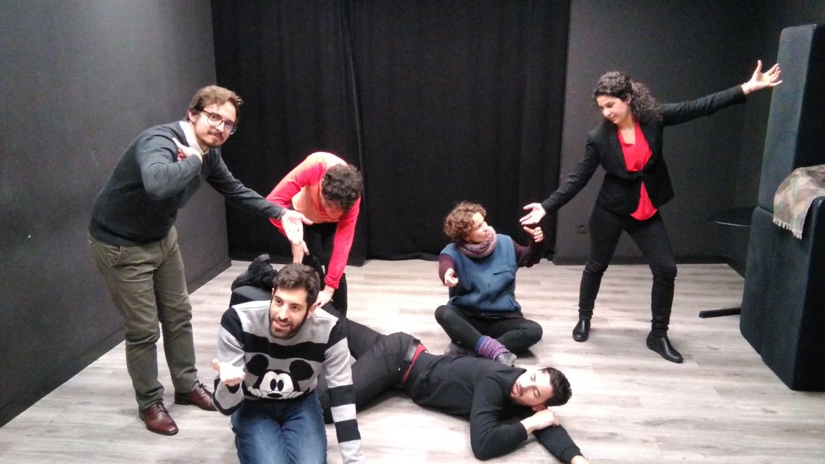 Calamburteatro's tweet photo. El miércoles paramos el frío para nuestras clases de impro. Ya hay que empezar a preparar los proyectos fin de curso #calamburescuela #impro #improvisatuvida https://t.co/EPaVeepyCU