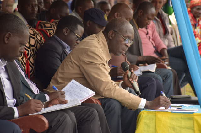 RwandaOmbudsman's tweet photo. Today 17th January The Anti-#injustice campaign goes on in other 5 Sectors (26cells).
Citizens of #Rusenge Sector are presenting their complaints to the Chief Ombudsman @amurekezi https://t.co/dlStrUdPoz
