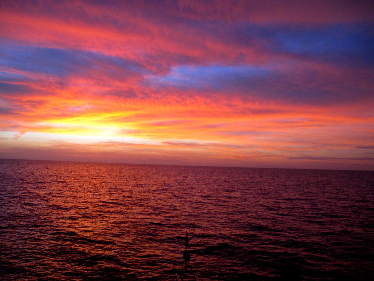 similan_scuba's tweet photo. Ahhhh sunsets on the boat 🌅 the best way to do diving. Check it out https://t.co/2cGnLidEEP #sunset #sunsets #sunsetontheboat #liveaboard #liveaboarddiving #divinglife #scubadiving #scubadivinglife https://t.co/gN4N013jxH