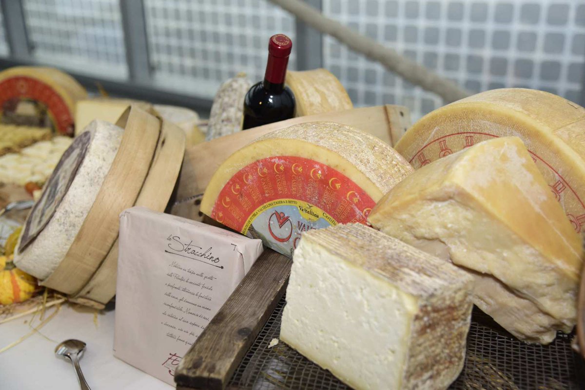 FontanaPres's tweet photo. Apprezzo e mi piacciono un po' tutti i formaggi lombardi, ma - lo confesso - il mio preferito è il #Taleggio.
🧀 @progetto_forme
#RegioneLombardia #Lombardia #progettoFORME
(2/2) https://t.co/WGgdx4qH5R