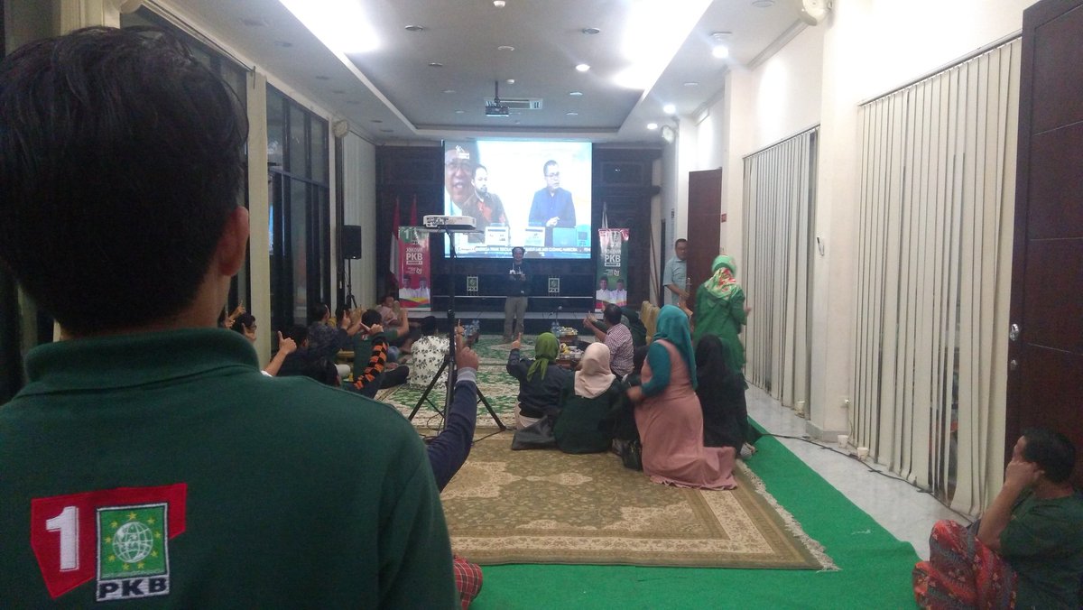 Bersiap Nobar debat capres-cawapres perdana di kantor DPP PKB <a href="/cakimiNOW/">A Muhaimin Iskandar</a> <a href="/bambangelf/">bambang elf</a> @DanielJohanw
