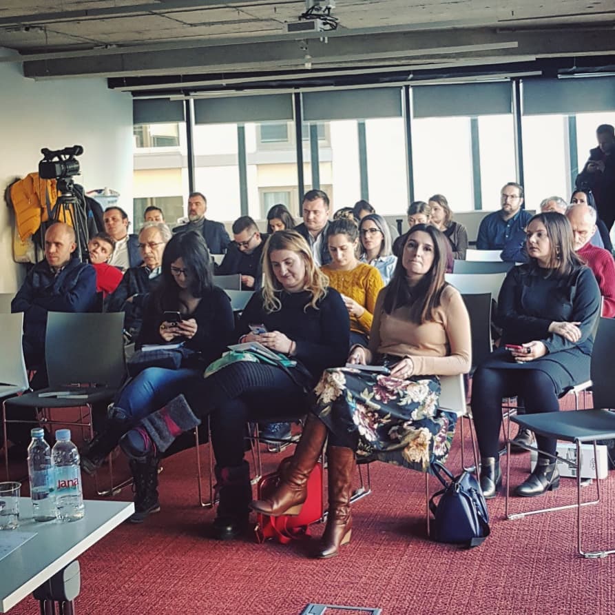 U jednoj sali tinejdžeri koji uče kako razvijati igrice, u drugoj *mrvicu* starija ekipa koja je došla na prezentaciju publikacije koju organizuje <a href="/mediacentar/">Mediacentar Sarajevo</a>, jer želja za znanjem ne poznaje granice starosti. 🤓