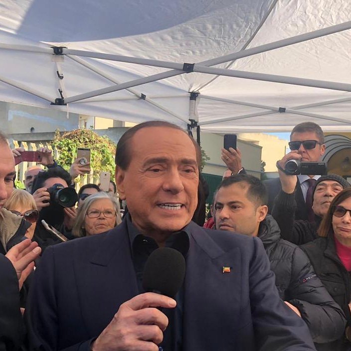 berlusconi's tweet photo. In diretta dalla Sardegna, vi annuncio che ho deciso di presentarmi alle #Europee per portare la mia voce in un'Europa che va cambiata. Il #centrodestra unito è vincente: con i suoi valori e le sue idealità, è il futuro dell'Italia, dell'Europa e del mondo. https://t.co/djBLEPGhnm