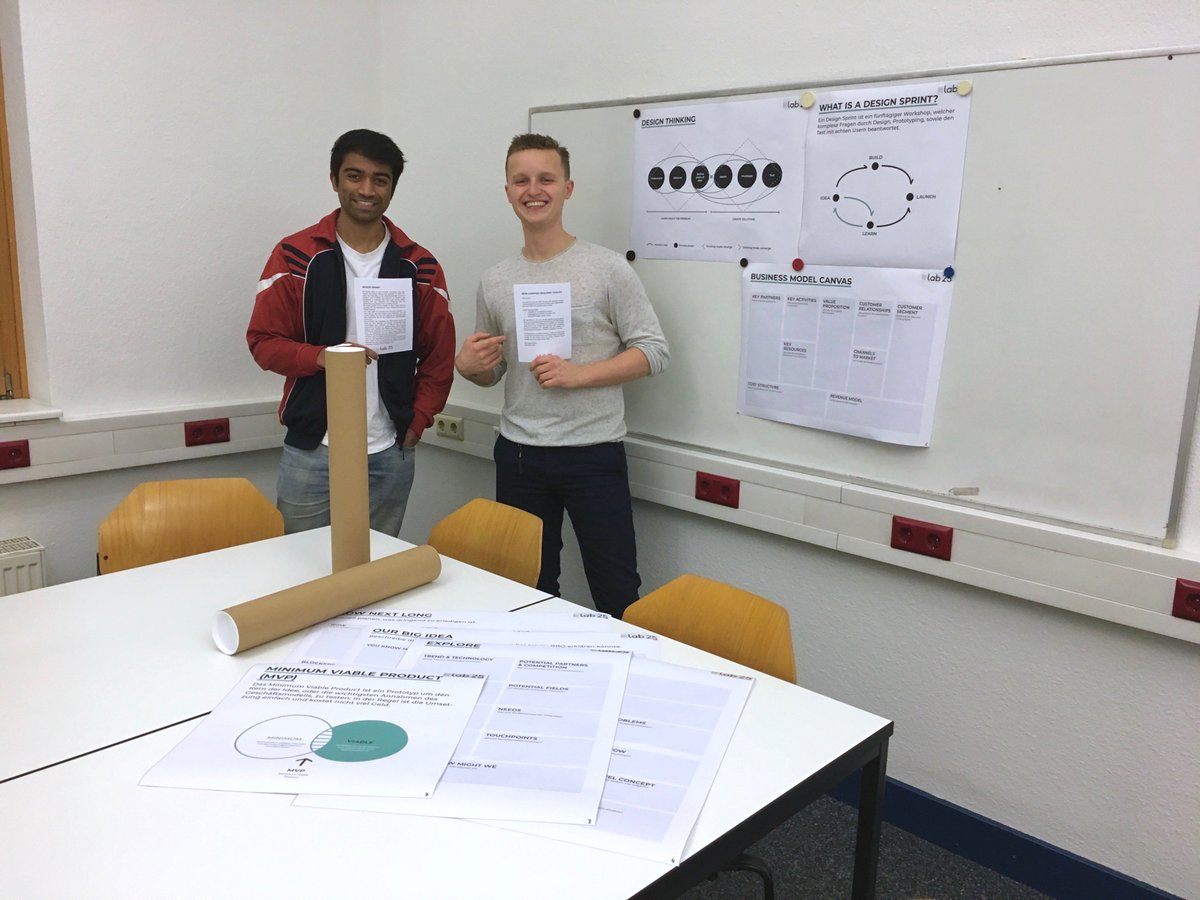 So sehen Gewinner aus: wir haben Janan und Flo in der Uni angetroffen und ihnen ihre Company Building Toolkits überreicht. Wir hoffen, dass sie eure Projekt nach vorne bringen, und wünschen viel Erfolg! 🚀