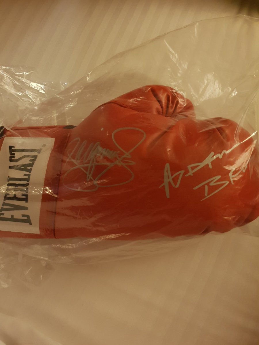 jamie_2101's tweet photo. Still can't believe I won this signed glove yesterday by @mannypacquiao and @AdrienBroner #LEGENDS at the undercard media workouts. Can't wait for Saturday fight night now #PacBroner #allthewayfromScotland #MGM #LasVegasStrip #MPpromotion #ABpromotion #mayweatherpromotion https://t.co/TxihNCejIO