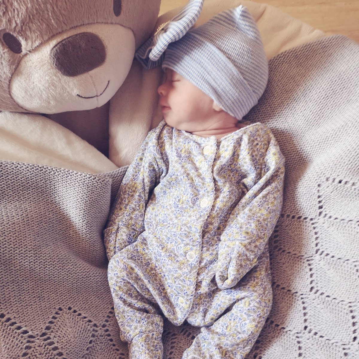 EverySingleB's tweet image. Don't let this picture fool you, that smile was wind and the result was no better...💩☠️💁🏻‍♀️ Cute photo though 💜✨
#NICUgraduate #Happy37weeks #mumlife