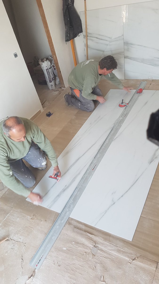 gavaldaclubrubi's tweet photo. A pie de obra en #CalaPi con Blai de @AlmaFemenias ayudando al colocador a cortar #Venatto de @GrecoGres con #slimcutter #slab @rubitools, no más tragar polvo cortando con radial. https://t.co/gb7gC80cEK